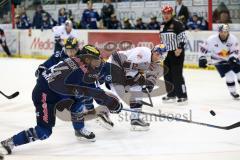 DEL - Eishockey - ERC Ingolstadt - EHC München Red Bull - links Dustin Friesen (ERC 14) rettet den Puck