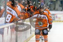 DEL - Eishockey - ERC Ingolstadt - Grizzlys Wolfsburg - Saison 2015/2016 - Abklatschen an der Bande nach dem 0:1 Führungstreffer vonFurchner Sebastian (#17 Wolfsburg) - Foto: Jürgen Meyer