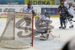 DEL - Eishockey - ERC Ingolstadt - Iserlohn Roosters - Saison 2015/2016 - Brandon Buck (#9 ERC Ingolstadt) schiesst den 1:0 Führungstreffer - Lange Mathias Torwart (#24 Iserlohn) - Foto: Jürgen Meyer