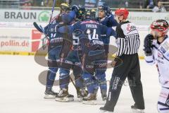 DEL - Eishockey - ERC Ingolstadt - Iserlohn Roosters - Saison 2015/2016 - Petr Taticek (#17 ERC Ingolstadt) mit dem 2:0 Führungstreffer - Salcido Brian (#22 ERC Ingolstadt) - Jubel - Alexander Barta (#92 ERC Ingolstadt) - Foto: Meyer Jürgen