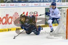 DEL - Eishockey - ERC Ingolstadt - Straubing Tigers - Saison 2015/2016 - Thomas Greilinger (#39 ERC Ingolstadt) - Zalewski Steven (#15 Straubing - Foto: Jürgen Meyer