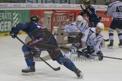 DEL - Eishockey - ERC Ingolstadt - Hamburg Freezers - Saison 2015/2016 - Thomas Greilinger (#39 ERC Ingolstadt) mit einem Schuss auf das Tor - Cal Heeter Torwart(#34 Hamburg) - Sam Klassen (#3 Hamburg) - Foto: Meyer Jürgen