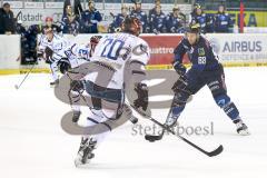 DEL - Eishockey - ERC Ingolstadt - Iserlohn Roosters - rechts Brandon McMillan (ERC 88) und links Lavalleé Kevin (#20 Iserlohn)