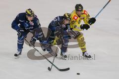 DEL - Eishockey - ERC Ingolstadt - Krefeld Pinguine - Saison 2015/2016 - Brian Lebler (#7 ERC Ingolstadt) - Jared Ross (#42 ERC Ingolstadt) - Andreas Driendl (#10 Krefeld)  - Foto: Meyer Jürgen