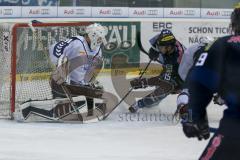 DEL - Eishockey - ERC Ingolstadt - Hamburg Freezers - Saison 2015/2016 - John Laliberte (#15 ERC Ingolstadt) schiesst den 1:0 Führungstreffer - Cal Heeter (#34 Hamburg Torwart) - Foto: Meyer Jürgen