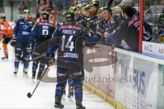 DEL - Eishockey - ERC Ingolstadt - Grizzlys Wolfsburg - Saison 2015/2016 - Abklatschen an der Bande nach dem 1:0 Führungstreffer von John Laliberte (#15 ERC Ingolstadt) - Dustin Friesen (#14 ERC Ingolstadt) - Foto: Meyer Jürgen