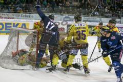 DEL - Eishockey - ERC Ingolstadt - Krefeld Pinguine - Saison 2015/2016 - Petr Taticek (#17 ERC Ingolstadt) - Henrik Eriksson (#35 Krefeld)  - Patrick Galbraith Torwart (#31 Krefeld)  - Foto: Meyer Jürgen