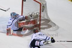 DEL - Eishockey - ERC Ingolstadt - Iserlohn Roosters - Saison 2015/2016 - Brandon McMillan (ERC Ingolstadt) mit dem 4:1 Treffer - Pickard Chet Torwart (#34 Iserlohn) - Foto: Meyer Jürgen