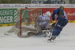 DEL - Eishockey - ERC Ingolstadt - Hamburg Freezers - Saison 2015/2016 - John Laliberte (#15 ERC Ingolstadt) - Cal Heeter Torwart(#34 Hamburg) - Foto: Meyer Jürgen