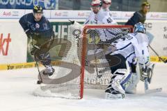 DEL - Eishockey - ERC Ingolstadt - Schwenninger Wild Wings - Saison 2015/2016 - Brandon McMillan (ERC Ingolstadt) - Dimitri Pätzold Torwart (#32 Schwenningen) - Foto: Meyer Jürgen