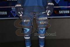 DEL - Eishockey - ERC Ingolstadt - Saison 2015/2016 - Trikot Vorstellung - Präsentation - Benedikt Kohl (ERC 34) zeigt das neue Heimtrikot, Hose Sponsor Herrnbräu