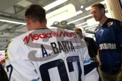 DEL - Eishockey - ERC Ingolstadt - Saison 2015/2016 - Trikot Vorstellung - Präsentation - Alexander Barta zeigt das neue Auswärtstrikot von hinten