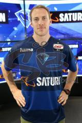 DEL - Eishockey - ERC Ingolstadt - Saison 2015/2016 - Trikot Vorstellung - Präsentation - Benedikt Schopper (ERC 11) zeigt das neue T-Shirt Trikot in Original Trikotfarben
