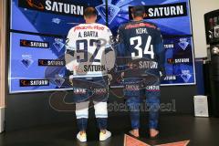 DEL - Eishockey - ERC Ingolstadt - Saison 2015/2016 - Trikot Vorstellung - Präsentation - Alexander Barta zeigt das neue Auswärtstrikot und Benedikt Kohl das Heimtrikot von hinten