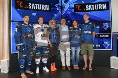 DEL - Eishockey - ERC Ingolstadt - Saison 2015/2016 - Trikot Vorstellung - Präsentation - Benedikt Kohl und Alexander Barta nd rechts Benedikt Schopper mit dem Geschäftsführer Saturn