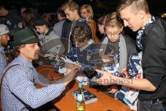 DEL - Eishockey - ERC Ingolstadt - Saison 2015/2016 - Saisonabschlußfeier - Brian Lebler (#7 ERC Ingolstadt) beim Autogramme schreiben - Foto: Meyer Jürgen