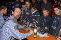 DEL - Eishockey - ERC Ingolstadt - Saison 2015/2016 - Saisonabschlußfeier - Brandon Buck (#9 ERC Ingolstadt) beim Autogramme schreiben - Foto: Meyer Jürgen