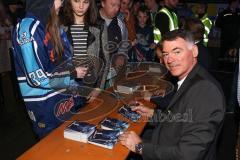 DEL - Eishockey - ERC Ingolstadt - Saison 2015/2016 - Saisonabschlußfeier - Kurt Kleinendorst (Trainer ERC Ingolstadt) beim Autogramme schreiben - Foto: Meyer Jürgen