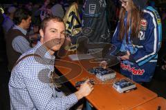 DEL - Eishockey - ERC Ingolstadt - Saison 2015/2016 - Saisonabschlußfeier - Patrick McNeill (#2 ERC Ingolstadt) beim Autogramme schreiben - Foto: Meyer Jürgen