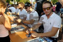 DEL - Eishockey - ERC Ingolstadt - Saisoneröffnungsfeier  - Simon Schütz (#97 ERC Ingolstadt) beim Autogramme schreiben - Foto: Jürgen Meyer