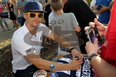 DEL - Eishockey - ERC Ingolstadt - Saisoneröffnungsfeier  - Benedikt Kohl (#34 ERC Ingolstadt) beim Autogramme schreiben - Foto: Jürgen Meyer