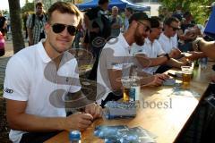 DEL - Eishockey - ERC Ingolstadt - Saisoneröffnungsfeier  - Petr Taticek (#17 ERC Ingolstadt) beim Autogramme schreiben - Foto: Jürgen Meyer