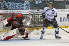 DEL - Eishockey - ERC Ingolstadt - Orli Znojmo - Saison 2015/2016 - Testspiel - Puck trifft den Torwart Jakob Stehlik, rechts Benedikt Schopper (ERC 11)