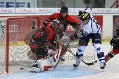 DEL - Eishockey - ERC Ingolstadt - Orli Znojmo - Saison 2015/2016 - Testspiel - Jared Ross (ERC 42) im Angriff auf das Tor und trifft zum Ausgleich 1:1, Torwart Jakub Stehlik chancenlos