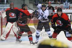 DEL - Eishockey - ERC Ingolstadt - Orli Znojmo - Saison 2015/2016 - Testspiel - Zweikampf vor dem Tor mitte Danny Irmen (ERC 19)