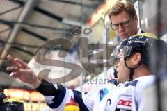 DEL - Eishockey - ERC Ingolstadt - Orli Znojmo - Saison 2015/2016 - Testspiel - Co-Trainer Joseph „Peppi“ Heiß (ERC) mit Patrick Köppchen (ERC 55)