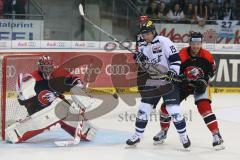 DEL - Eishockey - ERC Ingolstadt - Orli Znojmo - Saison 2015/2016 - Testspiel - Danny Irmen (ERC 19) geht für den Puck auf die Seite