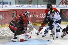 DEL - Eishockey - ERC Ingolstadt - Orli Znojmo - Saison 2015/2016 - Testspiel - Jared Ross (ERC 42) im Angriff auf das Tor und trifft zum Ausgleich 1:1, Torwart Jakub Stehlik chancenlos