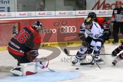 DEL - Eishockey - ERC Ingolstadt - Orli Znojmo - Saison 2015/2016 - Testspiel - Jared Ross (ERC 42) im Angriff auf das Tor und trifft zum Ausgleich 1:1, Torwart Jakub Stehlik chancenlos