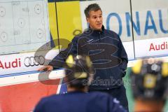 DEL - Eishockey - ERC Ingolstadt - Saison 2015/2016 - Presse Training - Cheftrainer Emanuel Viveiros (ERC) erklärt Spielzüge