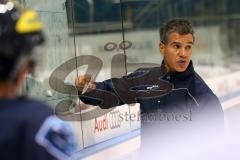 DEL - Eishockey - ERC Ingolstadt - Saison 2015/2016 - Presse Training - Cheftrainer Emanuel Viveiros (ERC) erklärt Spielzüge