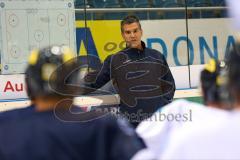 DEL - Eishockey - ERC Ingolstadt - Saison 2015/2016 - Presse Training - Cheftrainer Emanuel Viveiros (ERC) erklärt Spielzüge