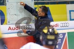 DEL - Eishockey - ERC Ingolstadt - Saison 2015/2016 - Presse Training - Cheftrainer Emanuel Viveiros (ERC) erklärt Spielzüge