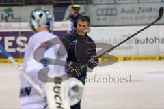 DEL - Eishockey - ERC Ingolstadt - Saison 2015/2016 - Presse Training - Cheftrainer Emanuel Viveiros (ERC) mit Torwart Timo Pielmeier (ERC 51)