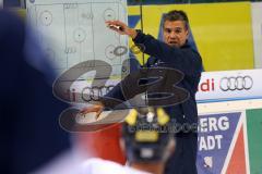 DEL - Eishockey - ERC Ingolstadt - Saison 2015/2016 - Presse Training - Cheftrainer Emanuel Viveiros (ERC) erklärt Spielzüge
