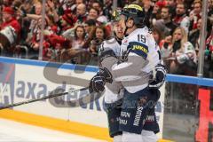 DEL - Eishockey - Kölner Haie - ERC Ingolstadt - Saison 2016/2017 - mitte Danny Irmen (ERC 19) trifft zum 0:1 Tor Jubel mit Darryl Boyce (ERC 10)