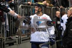 DEL - Eishockey - Kölner Haie - ERC Ingolstadt - Saison 2016/2017 - Sieg Jubel Björn Svensson (ERC 91)  mit den Fans