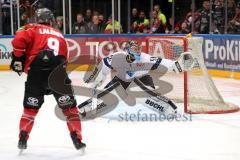 DEL - Eishockey - Kölner Haie - ERC Ingolstadt - Saison 2016/2017 - Torwart Timo Pielmeier (ERC 51) fängt den Puck von Shawn Lalonde (9 Köln)