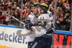 DEL - Eishockey - Kölner Haie - ERC Ingolstadt - Saison 2016/2017 - mitte Danny Irmen (ERC 19) trifft zum 0:1 Tor Jubel mit Darryl Boyce (ERC 10)