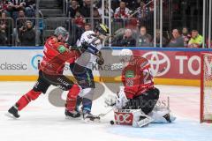 DEL - Eishockey - Kölner Haie - ERC Ingolstadt - Saison 2016/2017 - Jean-Francois Jacques (ERC 44) verpasst den Puck und Danny Irmen (ERC 19) trifft zum 0:1 danach, hier kann Torwart Gustaf Wesslau (29 Köln) noch halten