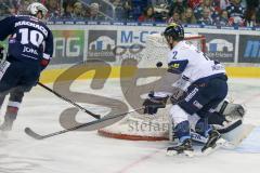 DEL - Eishockey - Eisbären Berlin - ERC Ingolstadt - Saison 2016/2017 - Spencer Machacek (#10 Berlin) - Patrick McNeill (#2 ERCI) - Timo Pielmeier Torwart (#51 ERCI) - Foto: Meyer Jürgen