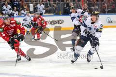 DEL - Eishockey - Kölner Haie - ERC Ingolstadt - Saison 2016/2017 - rechts Patrick Köppchen (ERC 55) will schiessen, links Travis James Mulock (15 Köln)