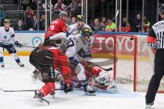 DEL - Eishockey - Kölner Haie - ERC Ingolstadt - Saison 2016/2017 - mitte Danny Irmen (ERC 19) trifft zum 0:1 Tor Jubel, Torwart Gustaf Wesslau (29 Köln)  chancenlos