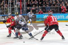 DEL - Eishockey - Kölner Haie - ERC Ingolstadt - Saison 2016/2017 - mitte Simon Schütz (ERC 97) im Angriff, links Christian Ehrhoff (10 Köln) links Travis James Mulock (15 Köln)