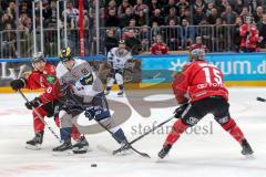 DEL - Eishockey - Kölner Haie - ERC Ingolstadt - Saison 2016/2017 - mitte Simon Schütz (ERC 97) im Angriff, links Christian Ehrhoff (10 Köln) links Travis James Mulock (15 Köln)