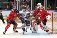 DEL - Eishockey - Kölner Haie - ERC Ingolstadt - Saison 2016/2017 - mitte Björn Svensson (ERC 91) rechts Torwart Gustaf Wesslau (29 Köln)